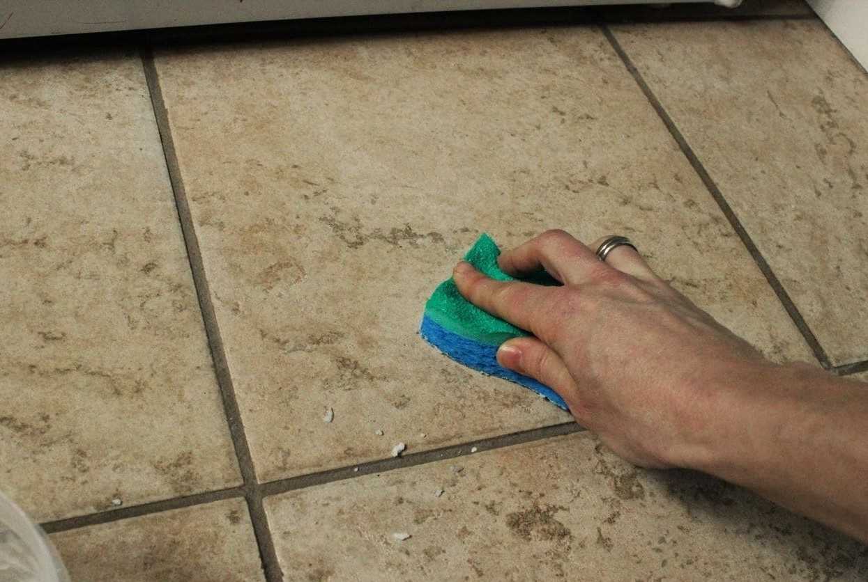 Чем почистить швы между плиткой на кухне: как оттереть стыки на полу и стенах от жира, а также все о чистке швов от грибка