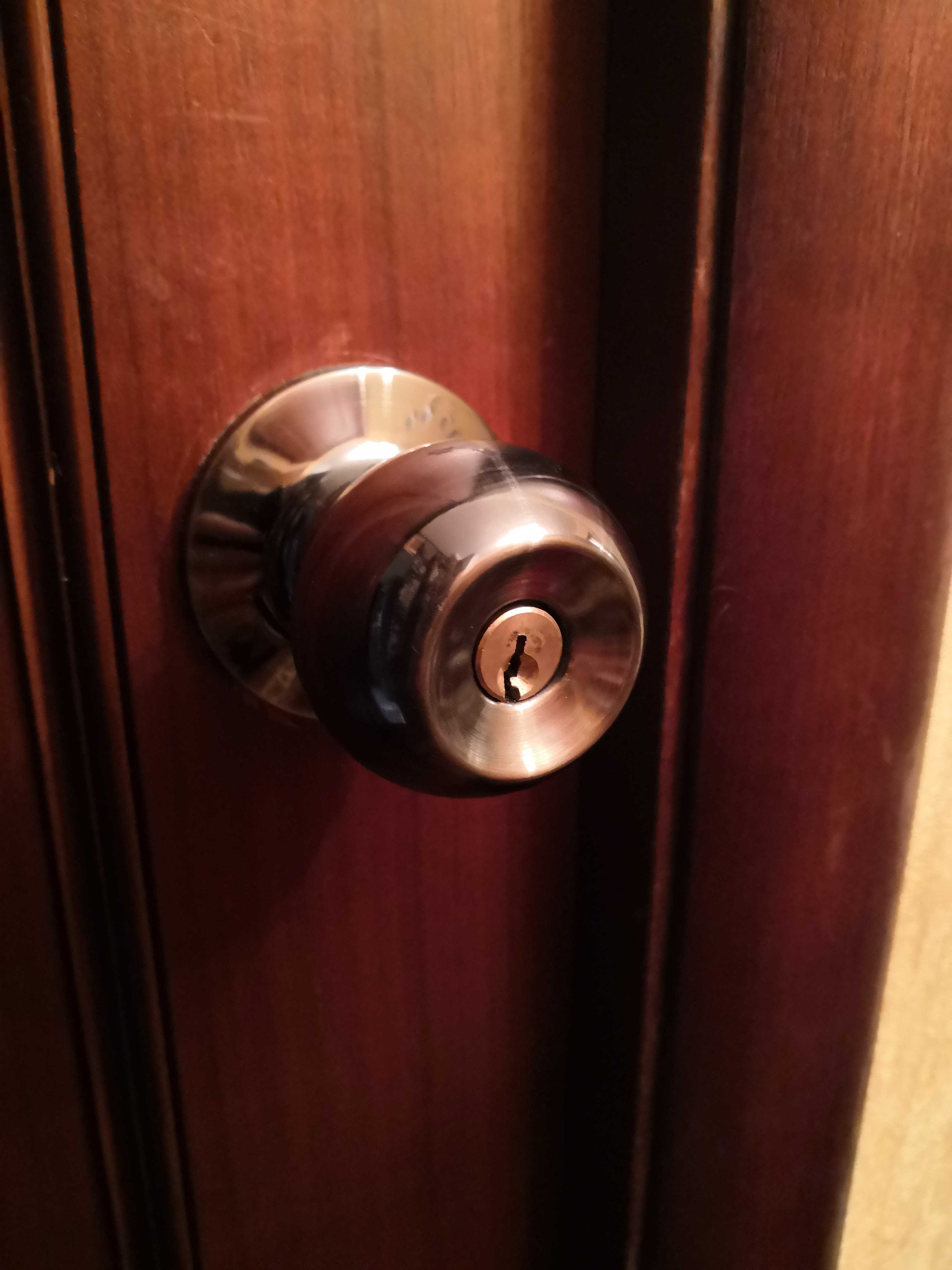 Как быстро открыть замок межкомнатной двери без ключа, если она захлопнулась