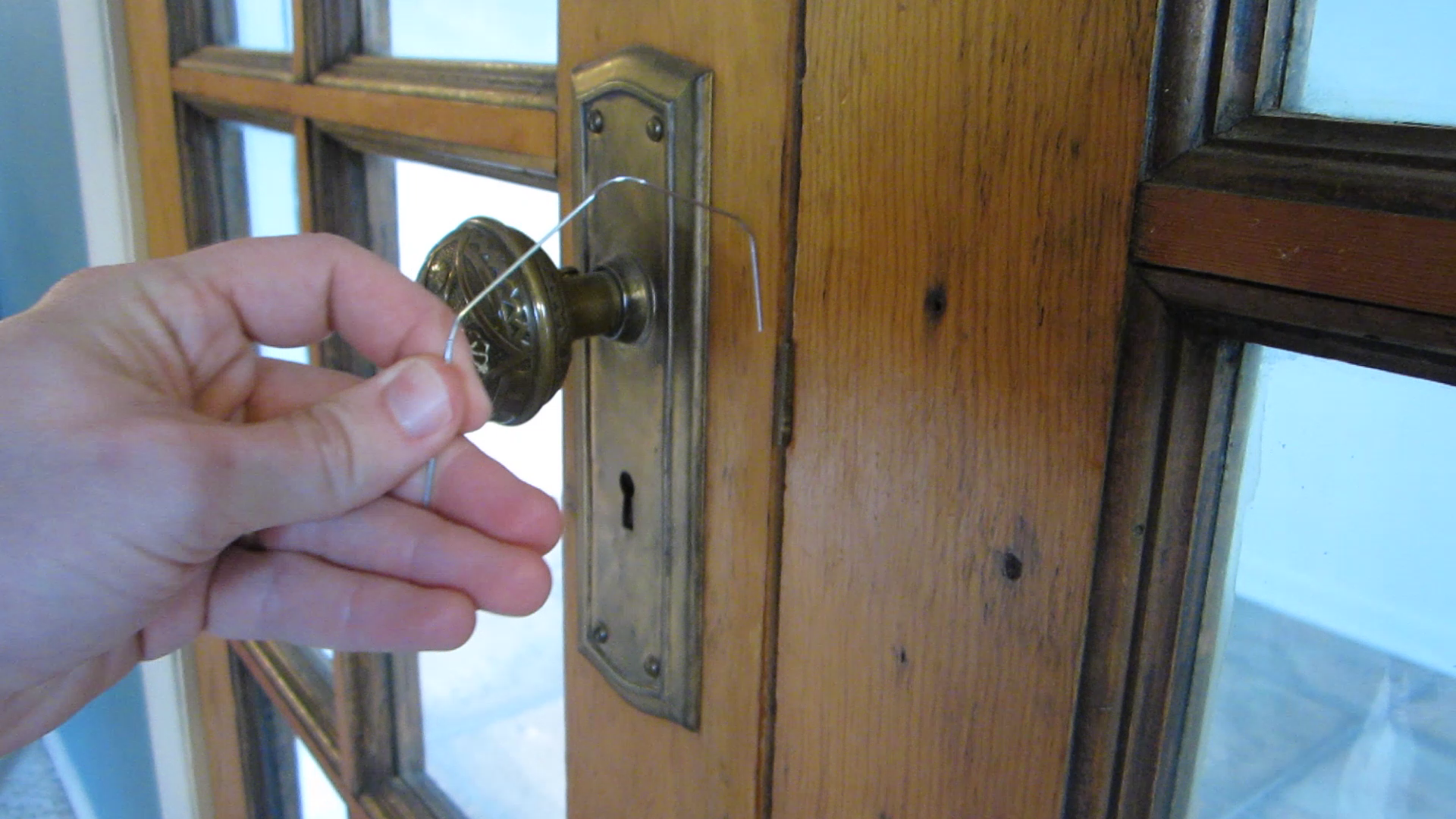 Как открыть замок межкомнатной двери без ключа?