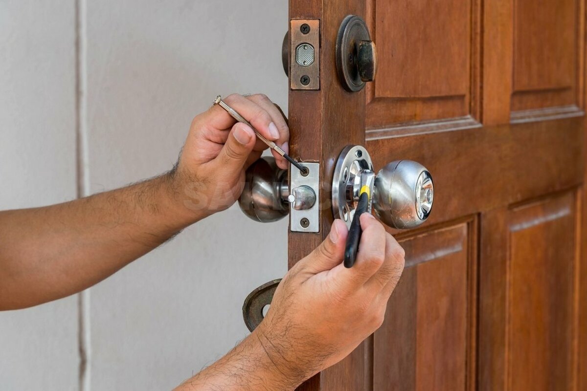 Как открыть захлопнувшуюся межкомнатную дверь без ключа