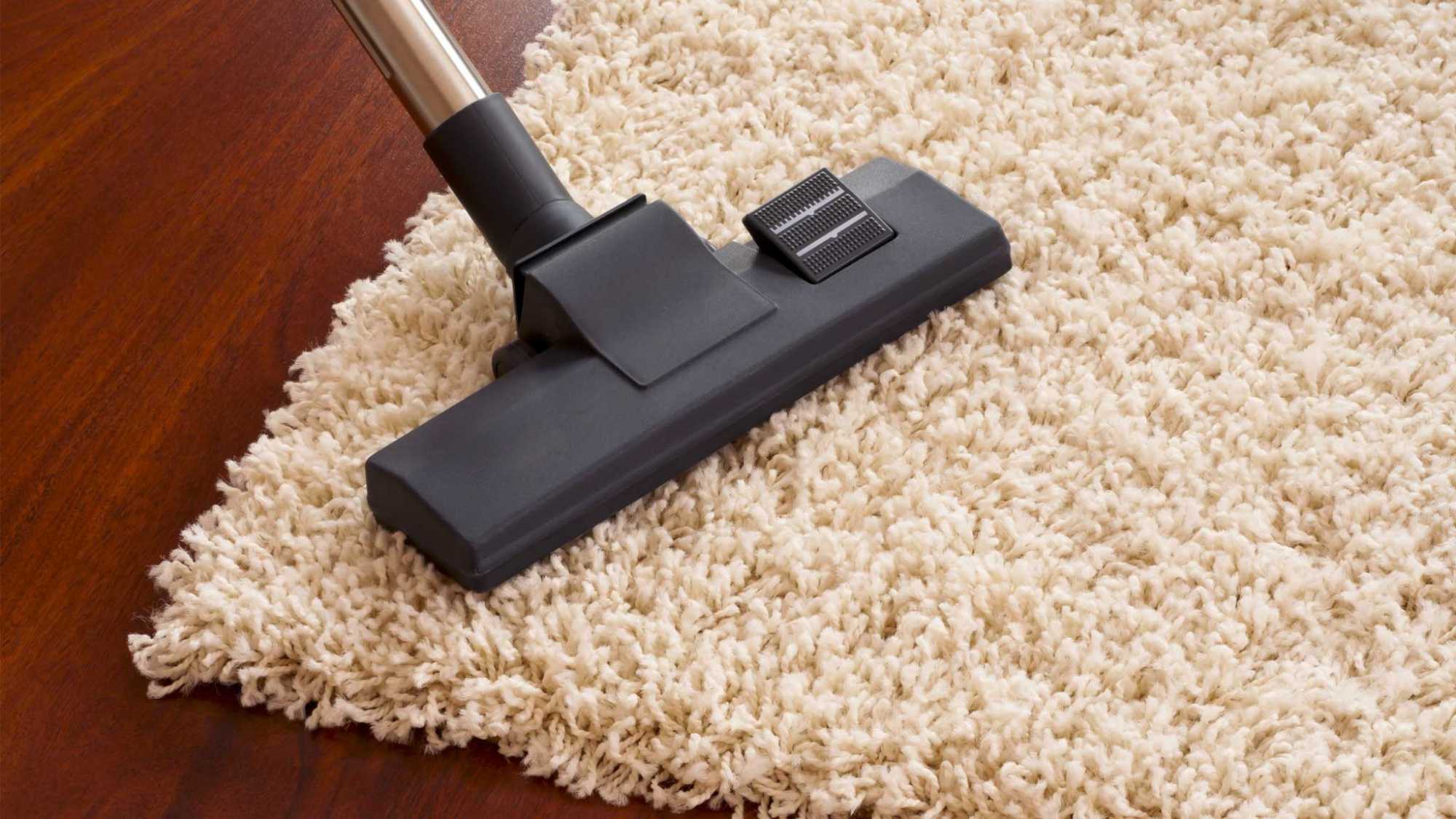 Как почистить ковёр без пылесоса: возможна ли чистка без пылесоса, как почистить ковёр подручными средствами, как избавиться от пятен.