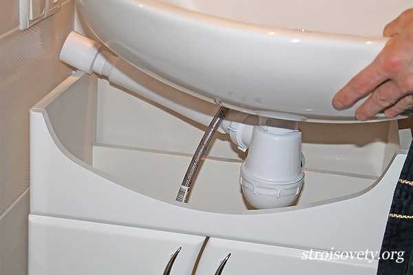 Как крепить раковину к тумбочке в ванной: процесс пошагово
