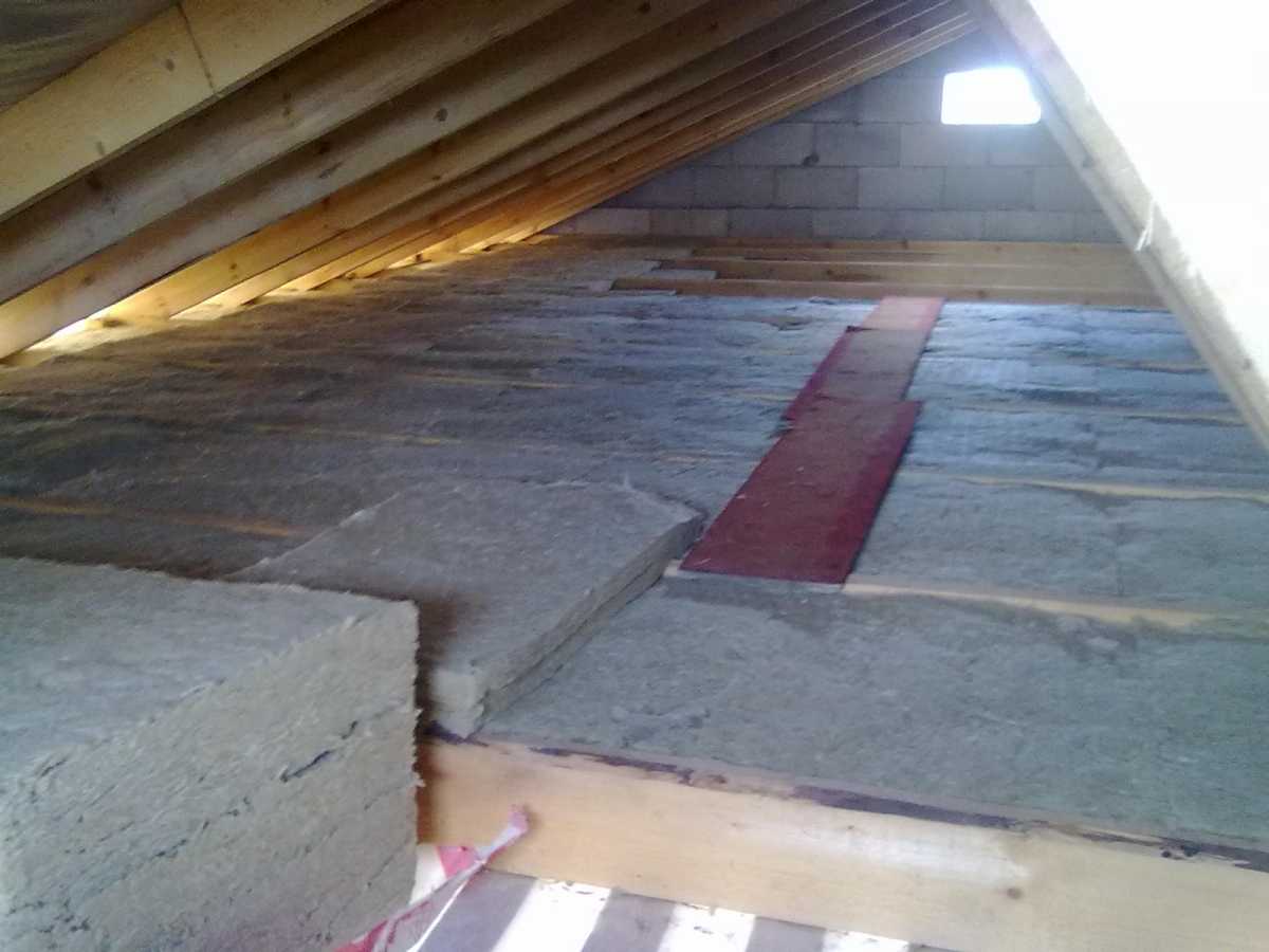 Тонкости утепления потолка в доме с холодной крышей