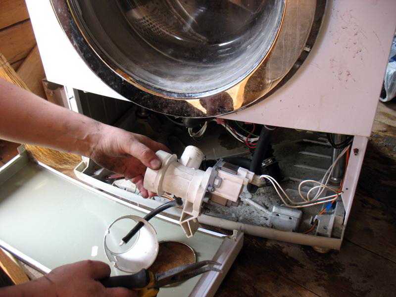 Стиральная машина переливает воду - что делать