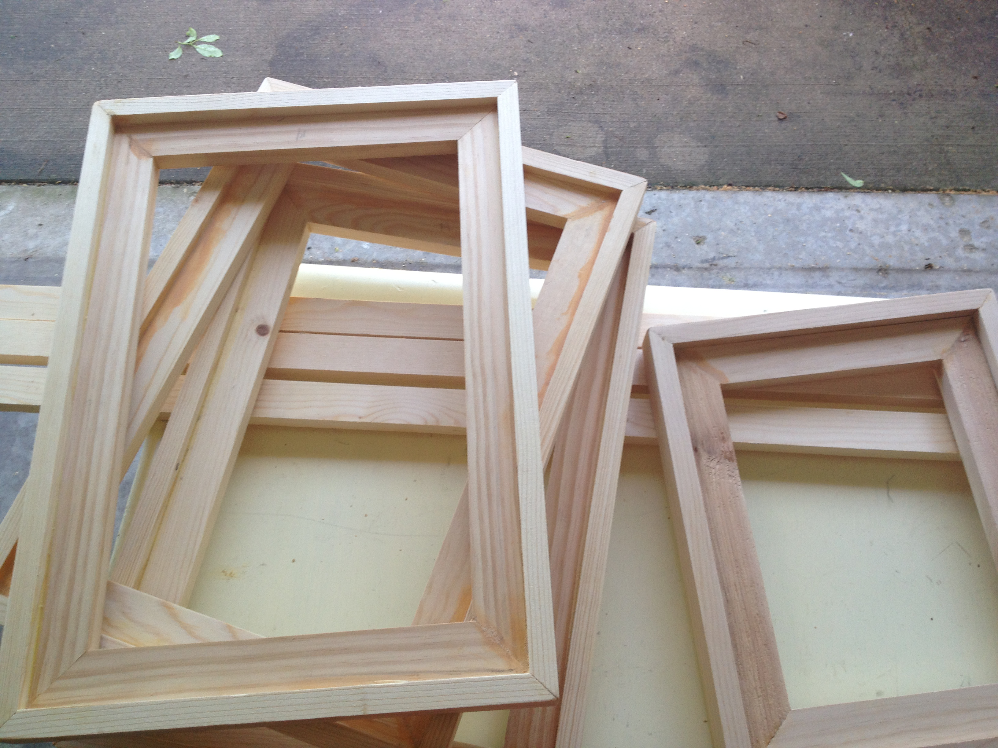 Изготовление деревянных рамок. Изготовлю оконные рамы деревянные. Оконная рама деревянная. Рама для окна из дерева. Деревянная рама для картины.