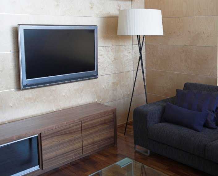 Как правильно повесить телевизор на стену