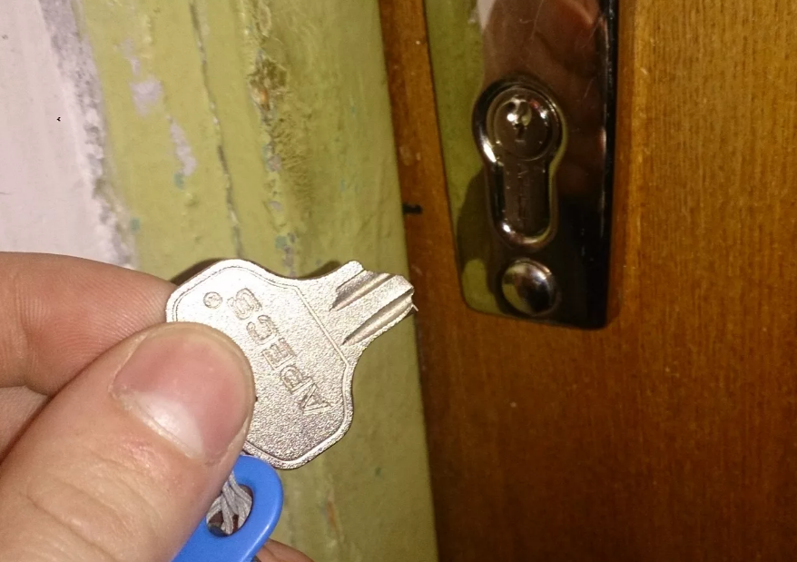 Сломался ключ в замке, что делать, как вытащить его?
