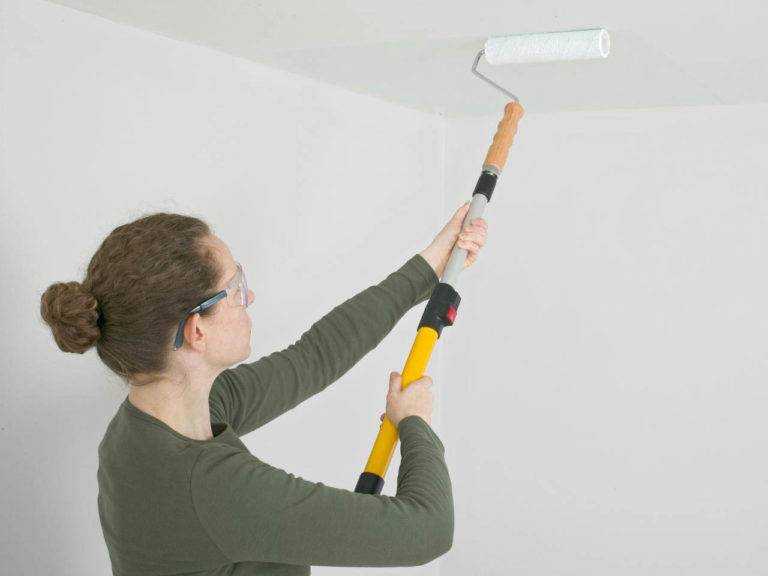Как разбавить водоэмульсионную краску водой для покраски потолка?