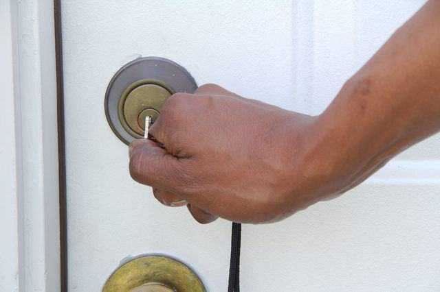Как открыть дверь если замок заклинило: отпираем металлическую входную и межкомнатную двери