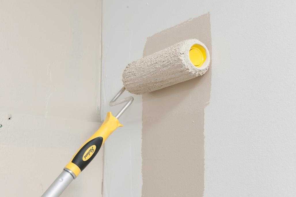 Тонкости покраски стен водоэмульсионной краской: рассматриваем основательно