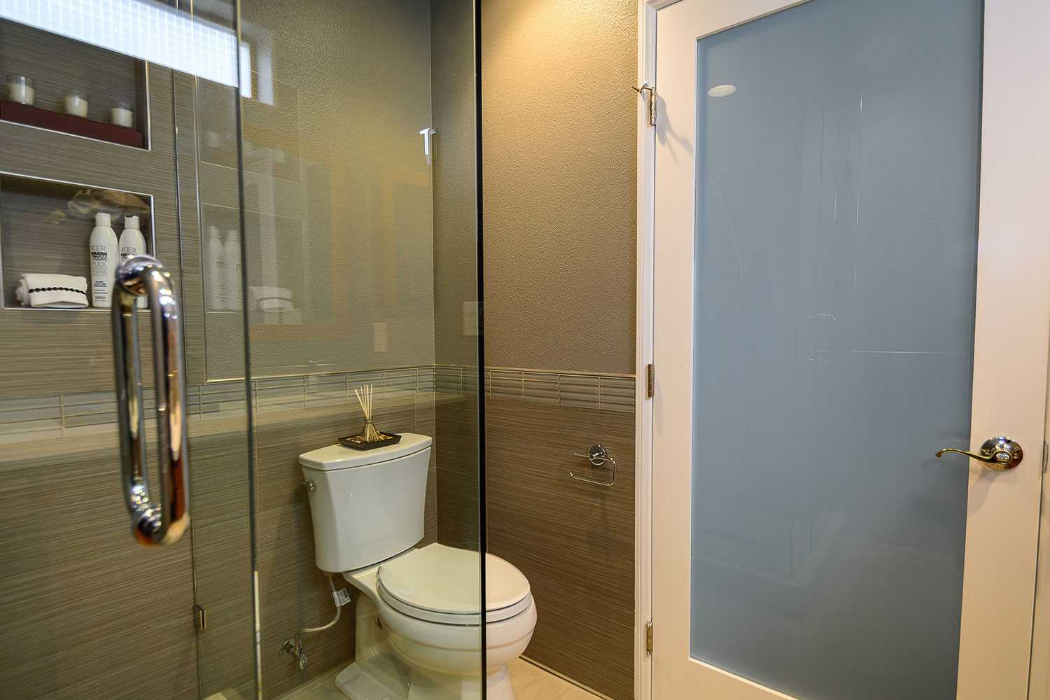 Пластиковые двери туалет ванная. Дверь в ванную комнату. Двери туалет и ванна. Дверь в санузел. Дверь для ванной комнаты и туалета.