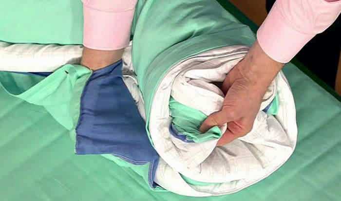 Как быстро заправить одеяло в пододеяльник: легкие способы и лайфхаки