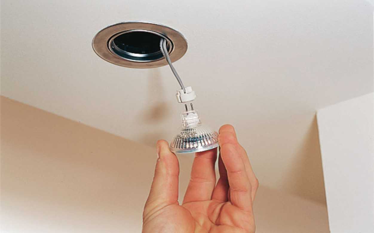Как выкрутить лампочку из подвесного потолка? как безопасно поменять вышедшую из строя, как заменить галогеновую и как менять остальные виды современных лампочек