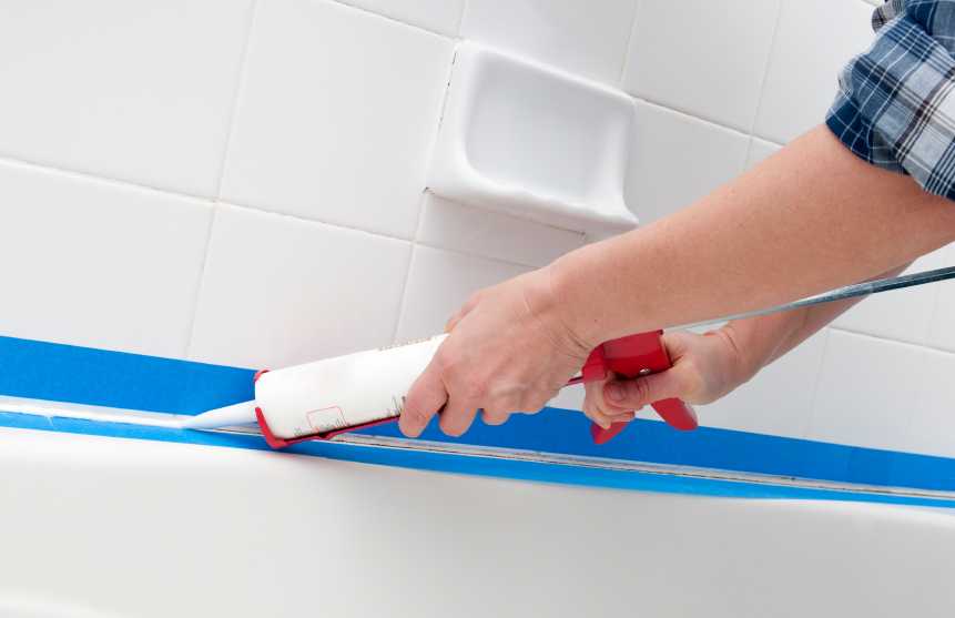 Как заделать щель между стеной и ванной