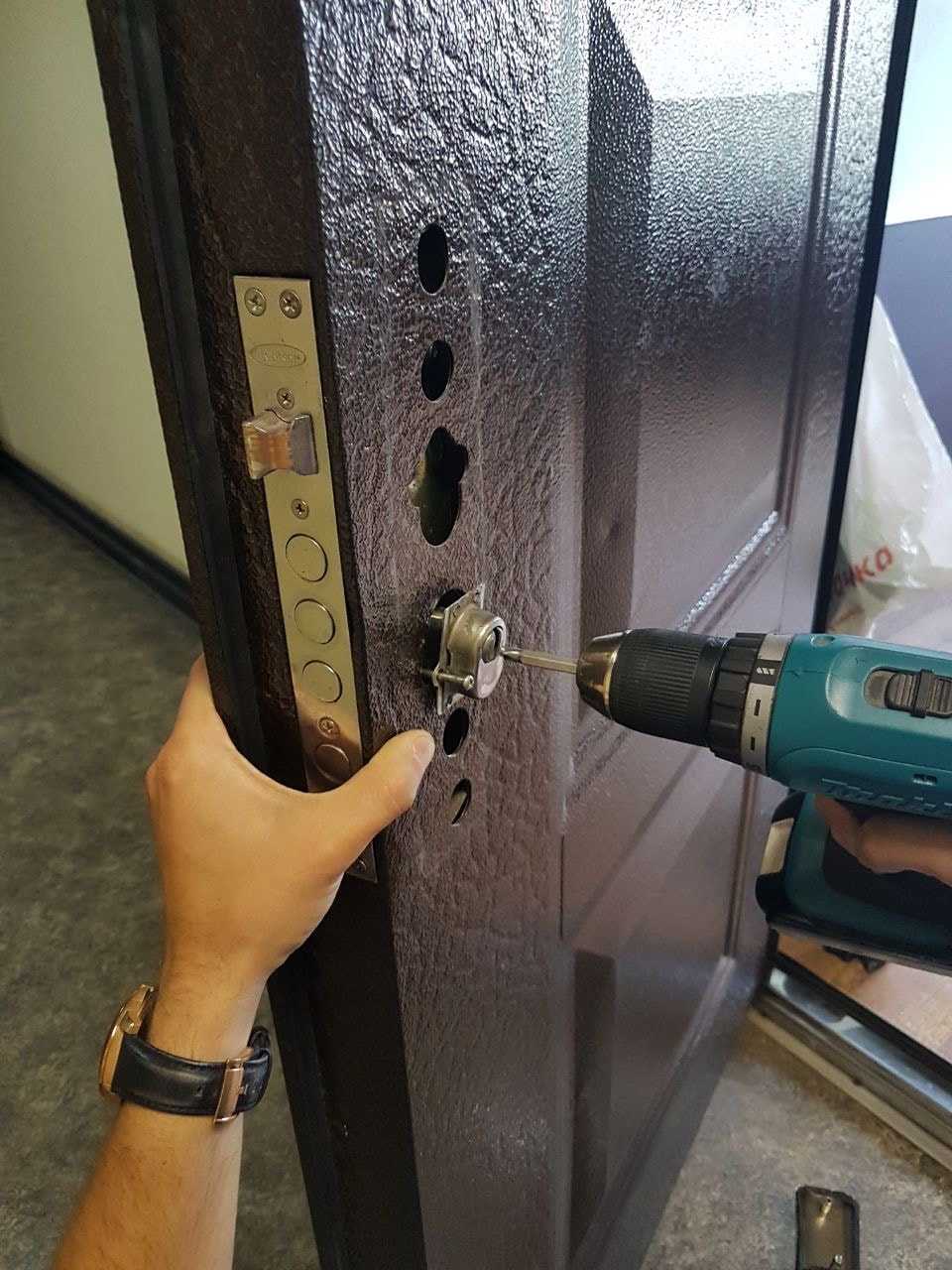 Замена замка на входной металлической двери в всеволожске