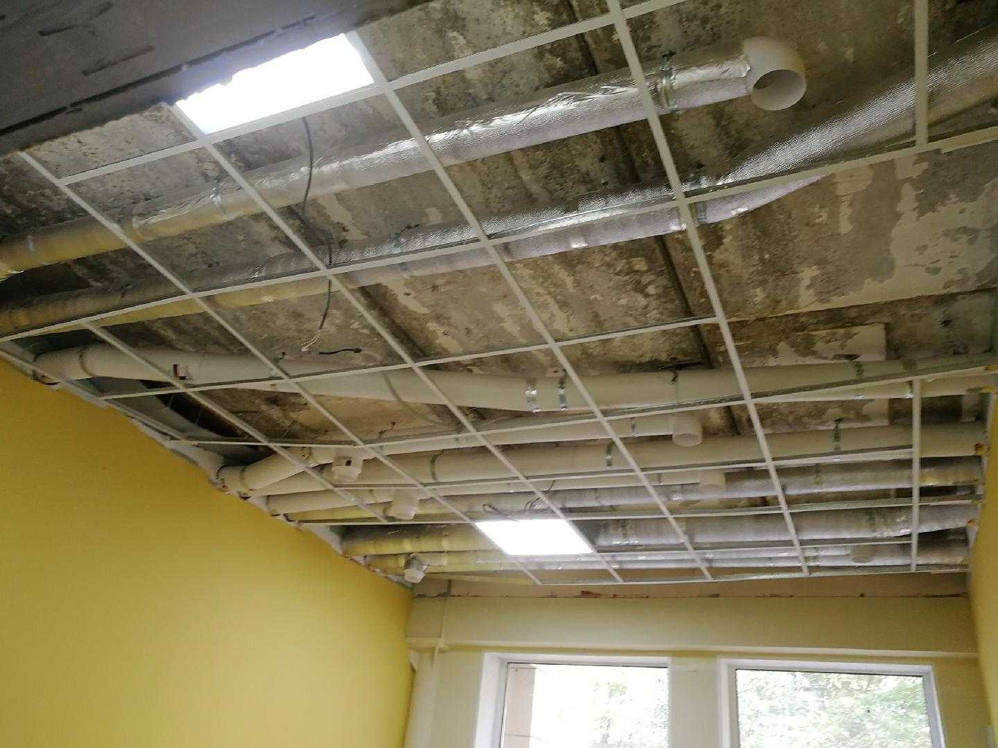 Демонтаж подвесного потолка: как разобрать реечный потолок, как снять конструкцию из пластиковых панелей своими руками