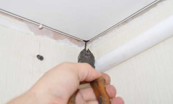 Демонтаж тканевого натяжного потолка: ремонт в квартире, допустимый провис и как восстановить