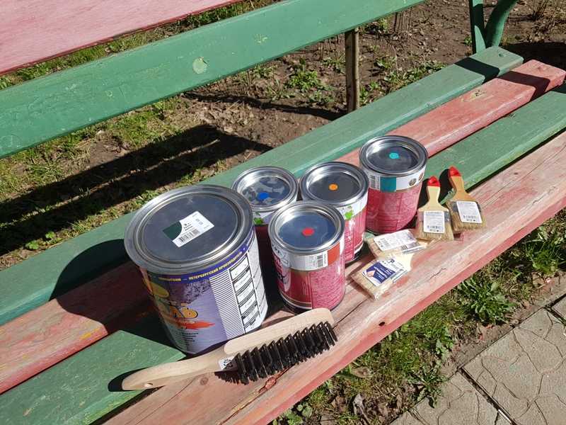 Чем покрасить уличную деревянную скамейку