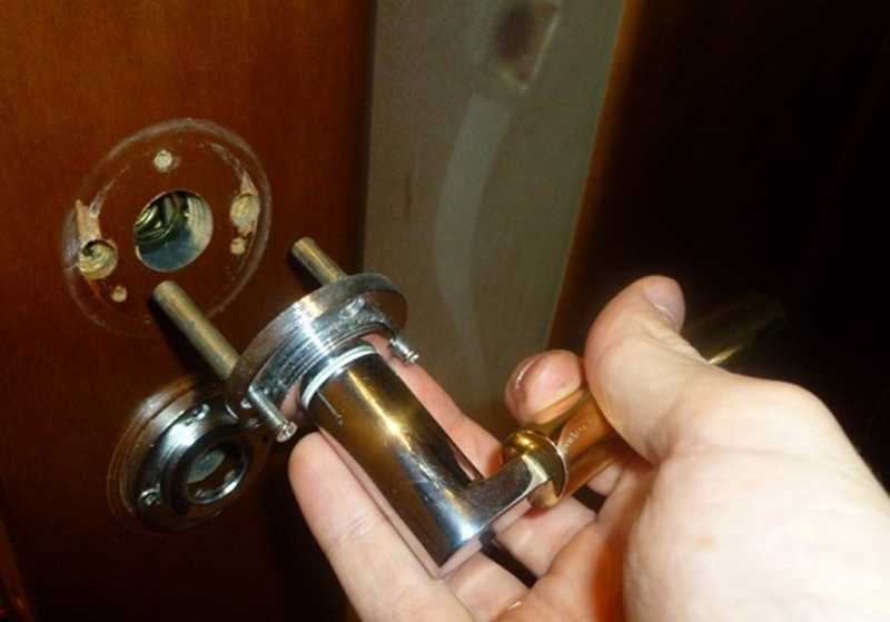 Как можно снять дверную ручку межкомнатной двери