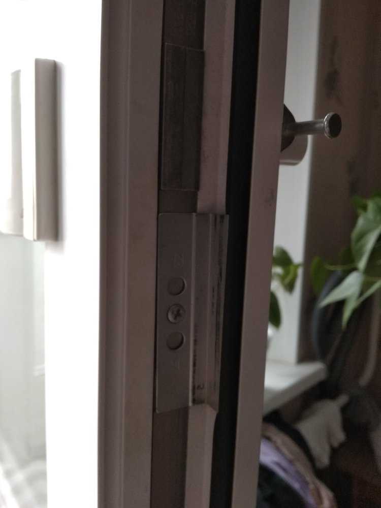 Магнитная защелка на балконную дверь: установка моделей для пластиковых дверей