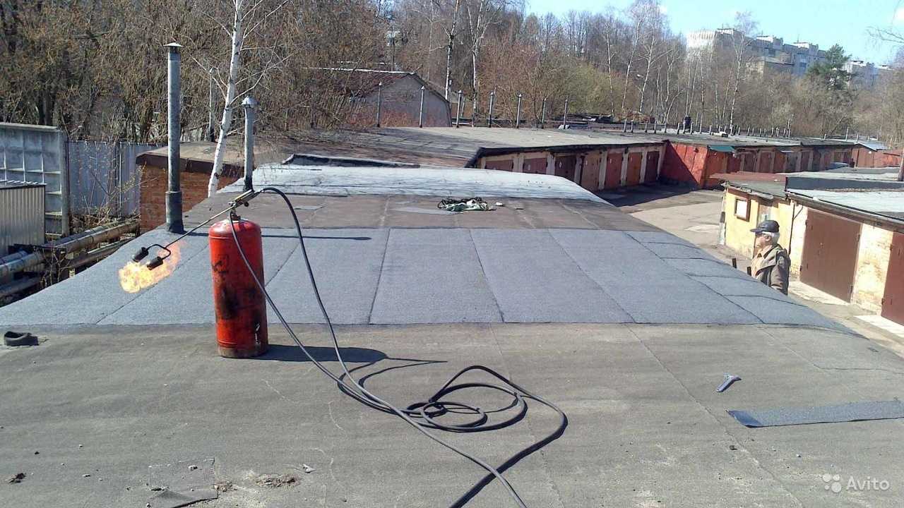 Чем покрыть крышу гаража дешево и надежно?