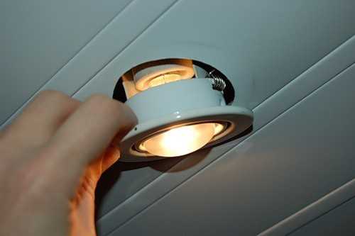 Как можно выкрутить лампочку из подвесного потолка