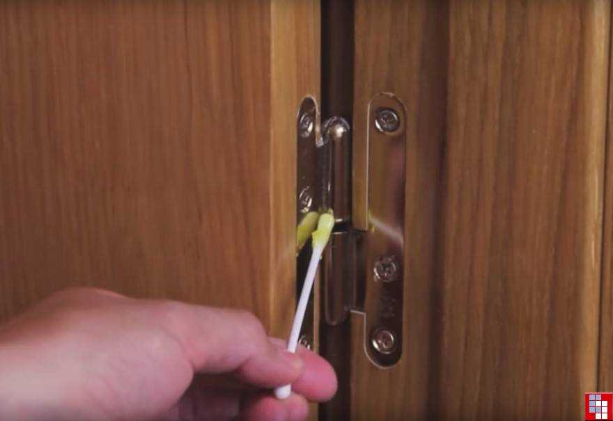 Как смазать дверные петли, не снимая дверь: 2 основных способа