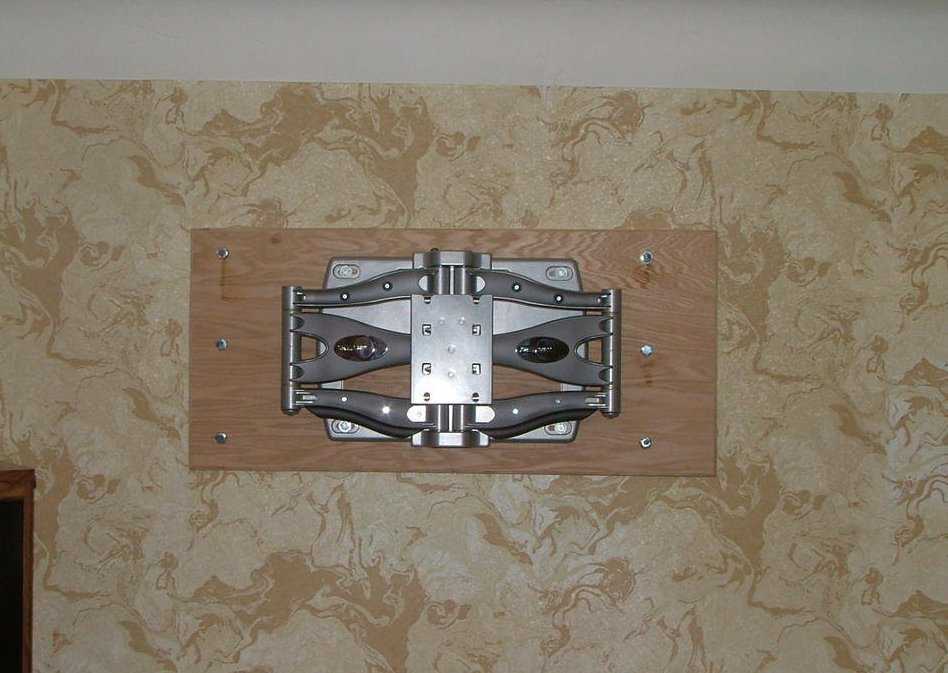Как правильно повесить телевизор на стену из гипсокартона: 3 этапа крепления кронштейна