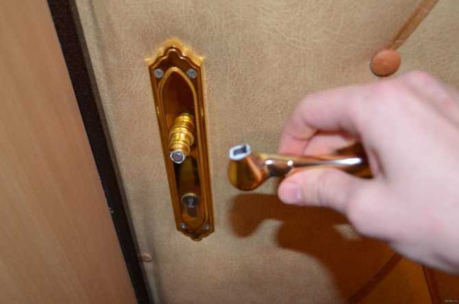 Как разобрать круглую дверную ручку межкомнатной двери