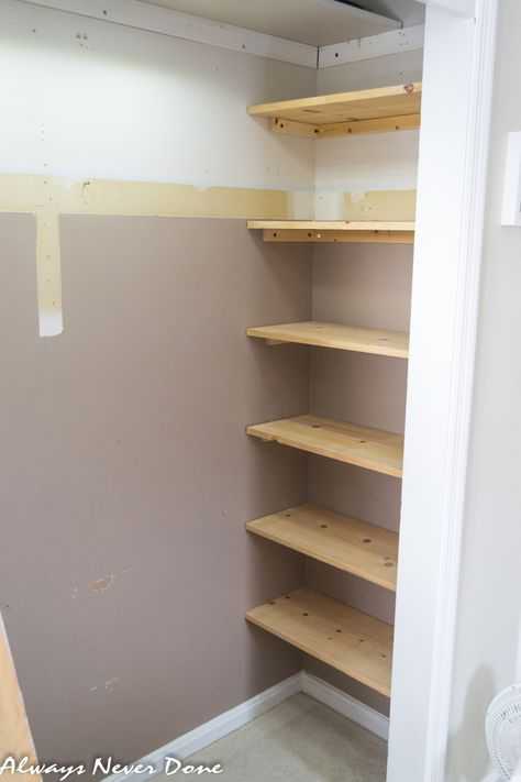 Стеллажи в кладовку (48 фото): деревянные и металлические полки, система хранения вещей, сборные железные угловые полочки в квартире