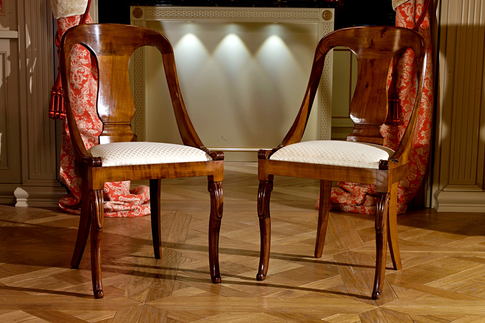 Фото стулья гостиной. Стул полукресло Людовик. Стулья для гостиной. Классические стулья. Стул в стиле классика.