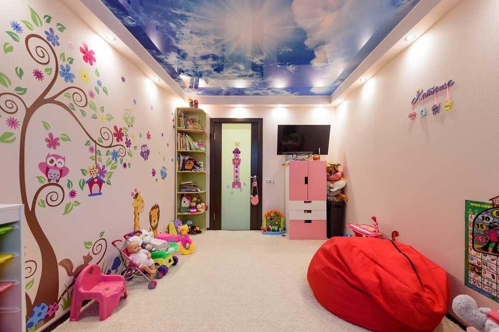 Какой лучше делать потолок в детской комнате?