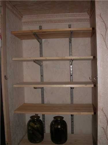 Стеллажи в кладовку (50 фото): деревянные и металлические полки, система хранения вещей, сборные прямые и угловые полочки