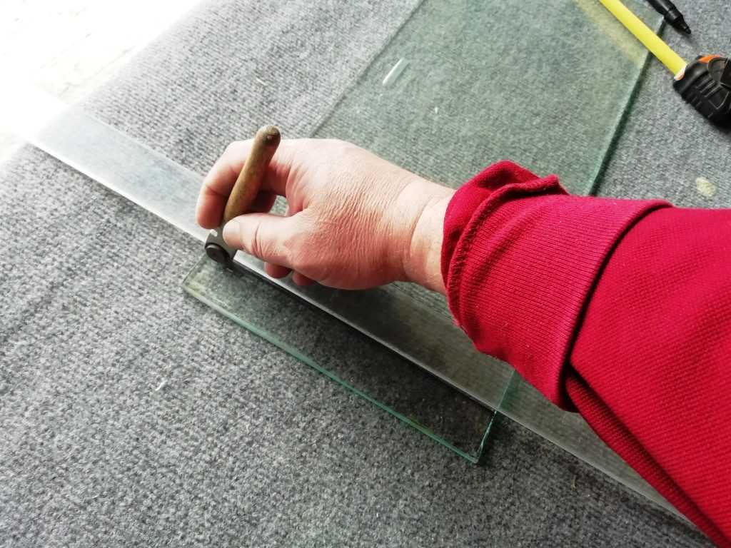 Как разрезать стекло ? стеклорезом правильно своими руками в домашних условиях