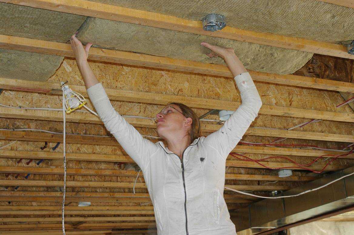 Как сделать и чем обшить потолок в загородном доме своими руками: советы по оптимальной высоте потолка, фото и видео-инструкция