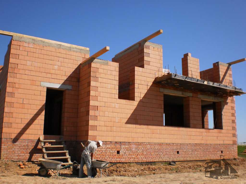 Строительство домов из кирпича (55 фото): деревянные перекрытия для кирпичных конструкций, как построить своими руками