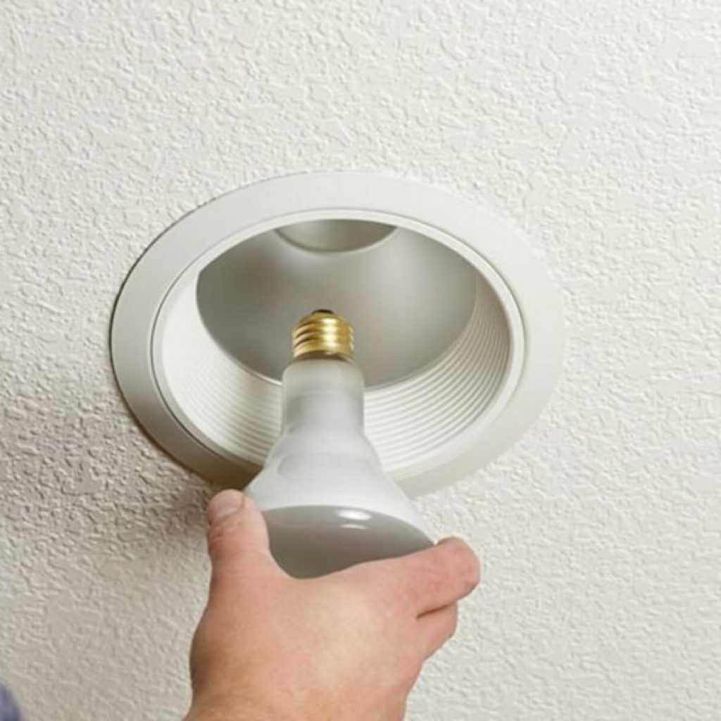 Как поменять лампочку в подвесном потолке?