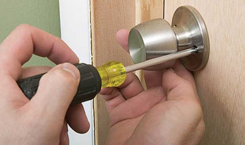 Ремонт защелки межкомнатной двери: как своими руками починить ручку и пружины на ней, как поменять замок и устранить другие виды поломок?