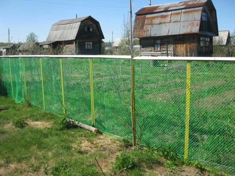 ? декорируем забор из сетки рабицы на даче: растения, сети, подручные материалы