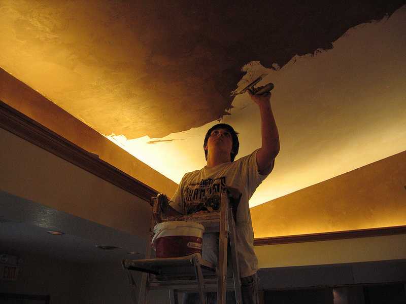 Чем отделать потолок: побелка, окраска, оклеивание обоями и плитами, отделка жидкими обоями, подвесные и натяжные конструкции