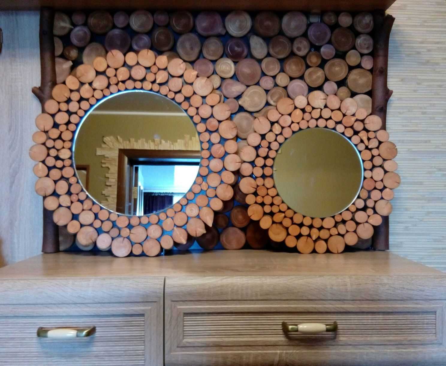 Варианты обустройства стены из спилов дерева внутри помещения