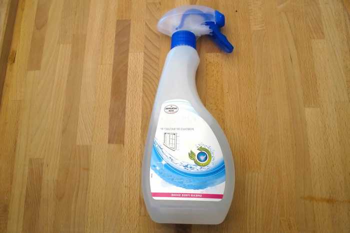 Как мыть натяжные потолки: в домашних условиях помыть глянцевый, матовый, без разводов, можно ли чистить моющими средствами