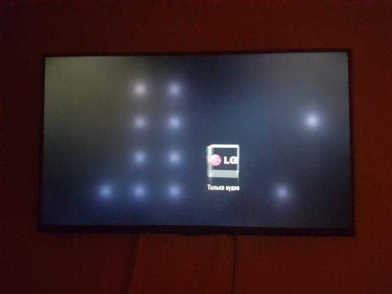Светлые пятна на телевизоре LG. Белые пятна на телевизоре Samsung. Белые пятна на экране телевизора самсунг. Через минуту темное пятно на телевизоре самсунг 58 дюймов.