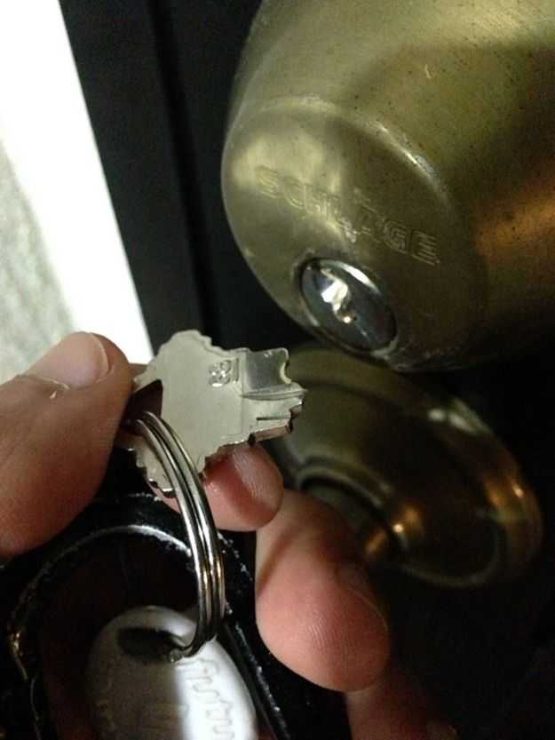 Что делать, если в замке двери сломался ключ, как вытащить и открыть своими руками