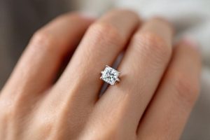 Помолвочные кольца из белого золота с огранкой «Принцесса»: строгая и элегантная геометрия для уверенных в себе девушек