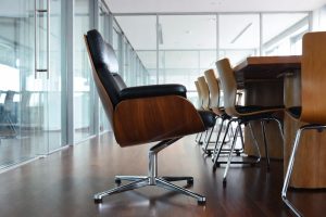 Как выбрать кресло руководителя для переговорной комнаты