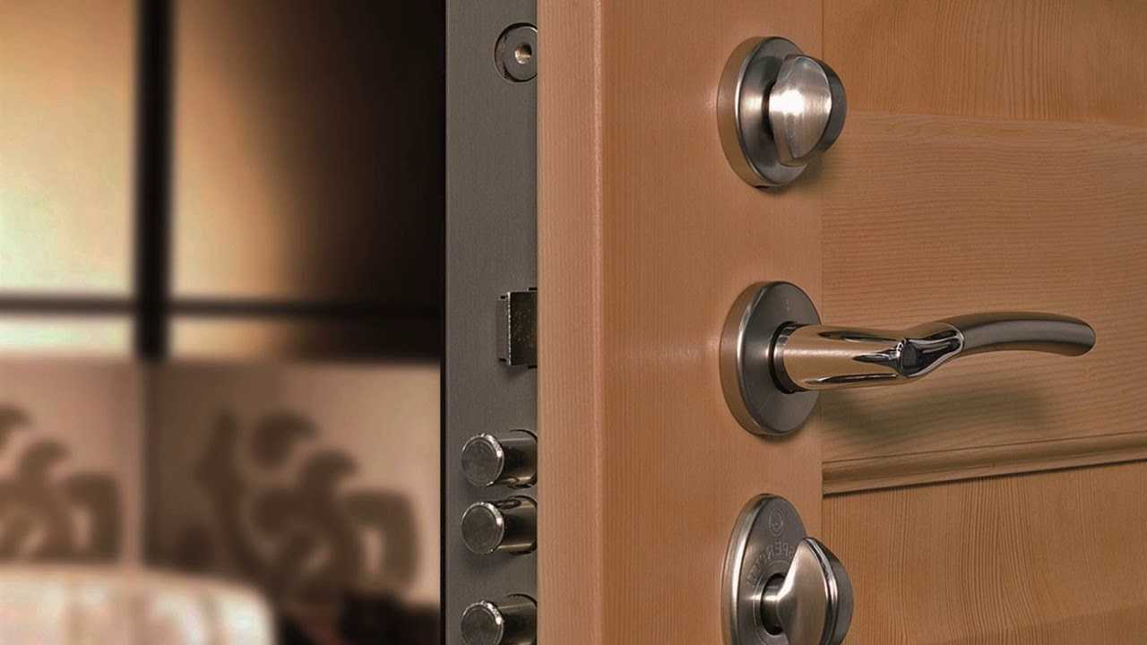 Дверная фурнитура для межкомнатных дверей: виды, установка и врезка