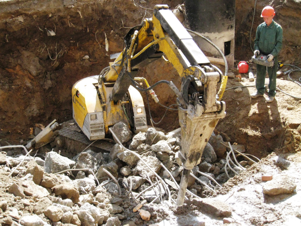 Разборка бетонных фундаментов: виды оснований и их демонтаж