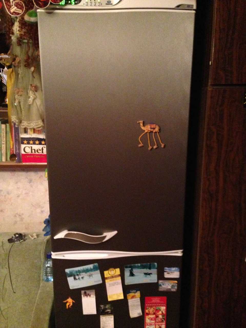Как выбрать самоклеящуюся пленку для холодильника и наклеить ее?