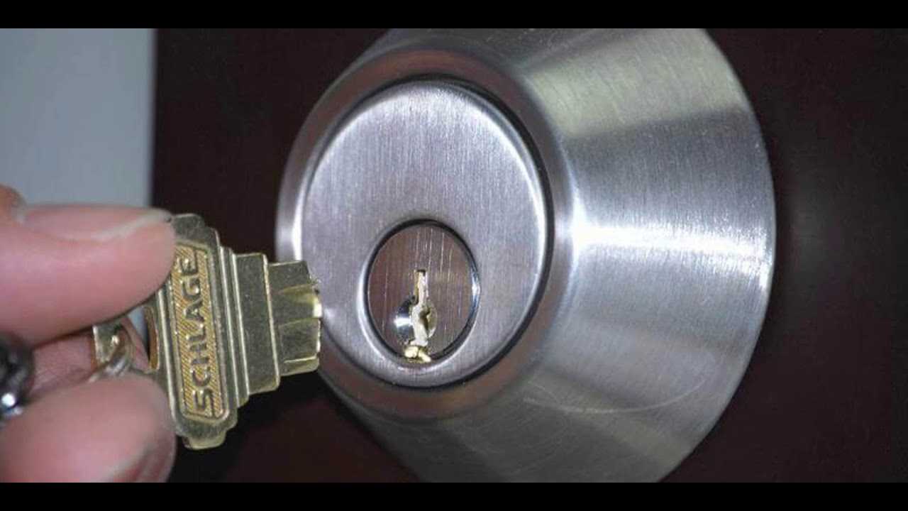 Сломался ключ в замке двери: что делать и как достать его обратно